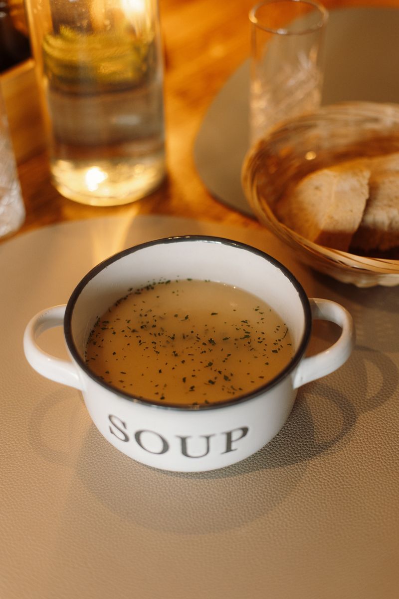 Juha dana u bijeloj posudi s natpisom Soup