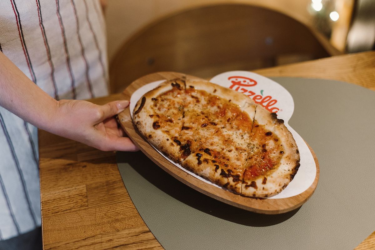 Pizzella margarita na drvenoj dasci