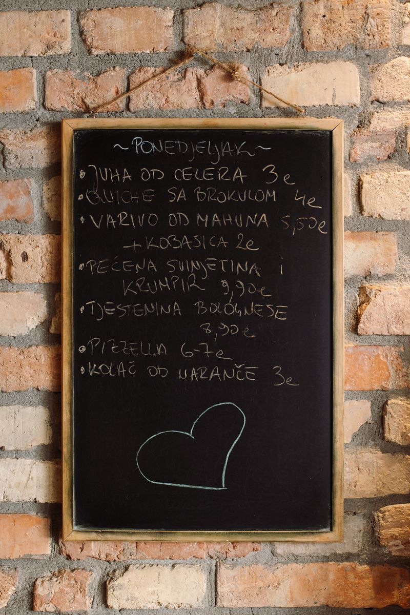 Ploča s dnevnom ponudom ispisanom kredom